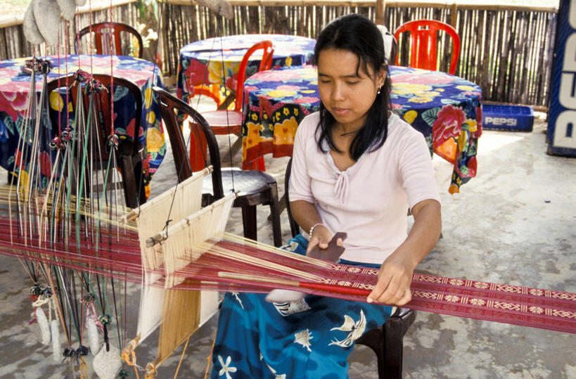 成年人,头发,一个人,坐,横图,室外,白天,纺织品,越南,仅一个女性,工作,休闲装,纺织,黑色,放松,摄影,织机,长发,彩图