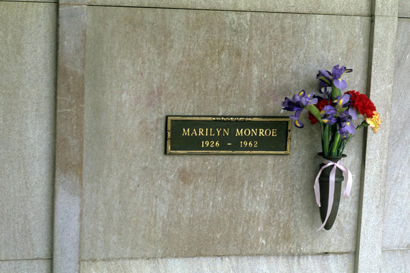 无人,演员,电影明星,横图,室内,特写,白天,美国,花,地标建筑,墓地,摄影,明星,英文字母,死亡,北美,陵墓,北美洲,加利福尼亚,美洲,身份,加州,胸卡,洛杉矶,玛丽莲.梦露,加利福尼亚州,金州,黄金州,北亚美利加洲,亚美利加洲,梦露,诺玛.琼.培克,天使之城,影视明星,彩图,旅行,县治,洛杉矶县,美利坚合众国,洛城,名声