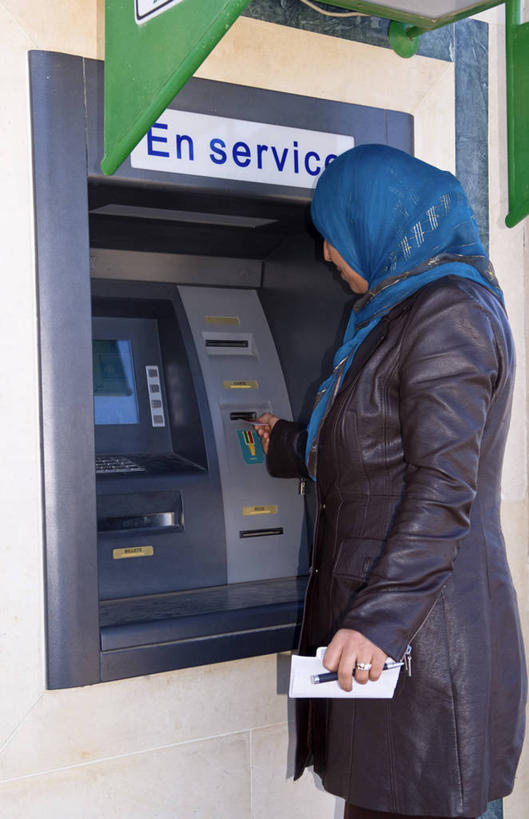 成年人,一个人,站,竖图,室外,白天,侧面,非洲,突尼斯,仅一个女性,首都,蓝色,金融,摄影,英文字母,北非,宗教服装,阿非利加洲,突尼斯共和国,突尼斯市,自动取款机,半身,彩图,突尼斯省