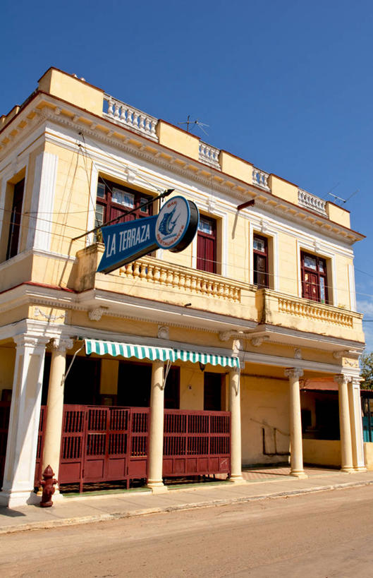 无人,酒吧,竖图,室外,白天,建筑,街道,古巴,柱子,地标建筑,摄影,宁静,拉丁美洲,万里无云,彩图