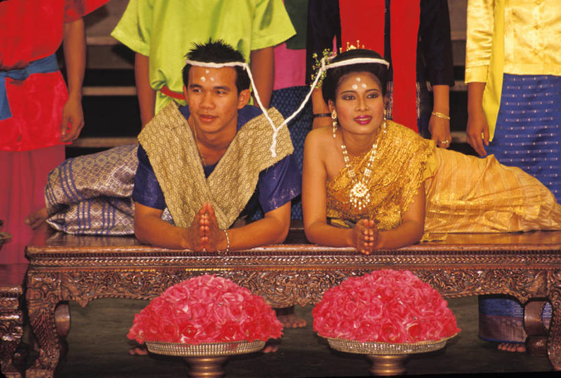 成年人,两个人,新娘,新郎,横图,室内,白天,婚礼,快乐,曼谷,泰国,庆祝,首都,结婚,联系,祈祷,喜庆,摄影,纪念,侧卧,肖像,年轻男性,年轻女性,年轻人,彩图,传统服装,爱,高兴,传统文化,美人