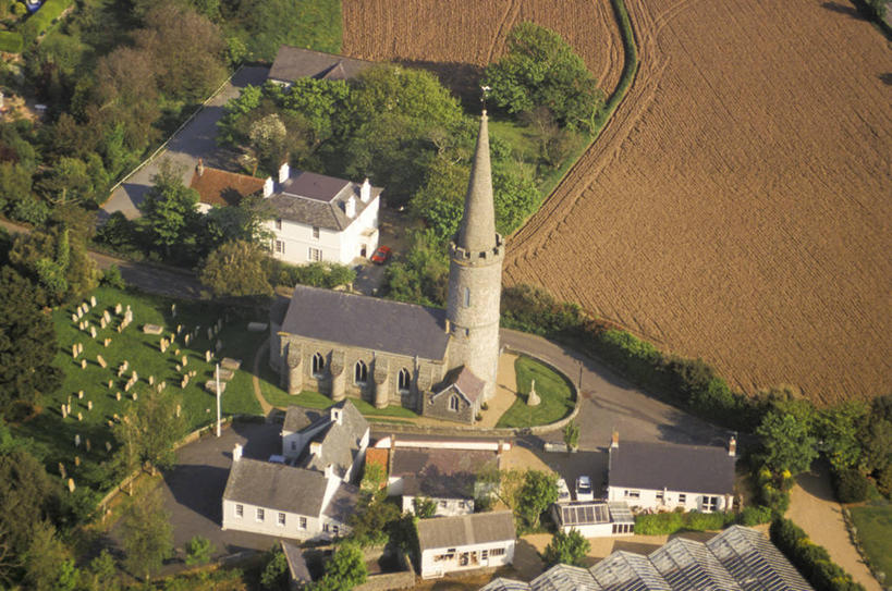 无人,教堂,横图,俯视,航拍,室外,白天,建筑,英国,欧洲,乡村,尖顶,摄影,宗教,基督教,西欧,鸟瞰,大不列颠,大不列颠及北爱尔兰联合王国,大不列颠及爱尔兰联合王国,英吉利海峡,格恩西岛,根西岛,海峡群岛,诺曼底群岛,拉芒什海峡,彩图,高角度拍摄,大不列颠王国,大英帝国,联合王国,日不落帝国,盎格鲁诺曼底群岛