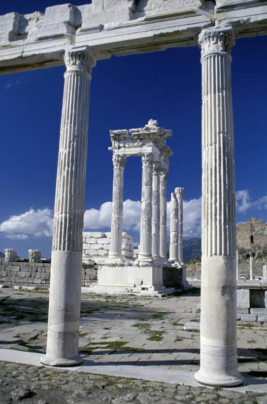 无人,竖图,室外,白天,建筑,亚洲,废弃,柱子,历史,废墟,白色,摄影,宗教,报废,废物,丢弃,放弃,抛弃,古代文明,摈弃,彩图,屏弃,摈斥,摒除,白加孟