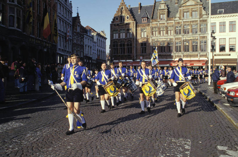 成年人,横图,室外,白天,建筑,比利时,一排,表演,整齐,古城,音乐,历史,排列,摄影,队列,游行,鼓手,布鲁日,步行,彩图,传统服装,比利时国旗,传统文化