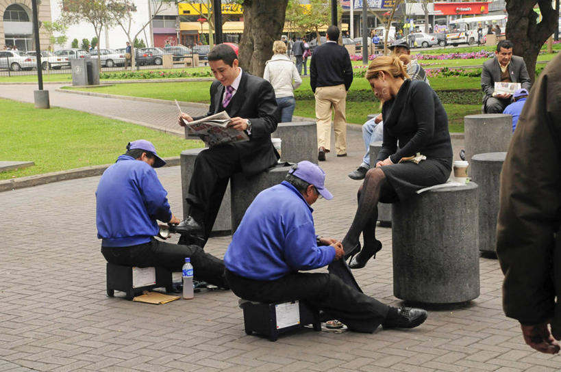 成年人,商务人士,清洁工,商务男性,商务女性,公园,坐,横图,室外,白天,衬衫,商务,城市,报纸,秘鲁,套装,工作,首都,休闲装,放松,读书,摄影,商务装,工薪阶层,男人,女人,白领,上班族,清洗,彩图,衬衣