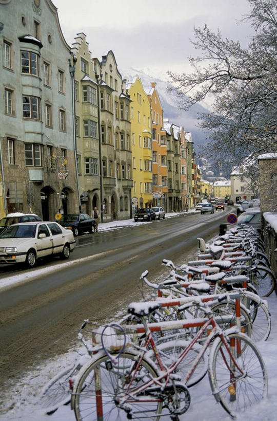 竖图,室外,白天,雪,建筑,街道,自行车,汽车,奥地利,冬天,交通,寒冷,运输,摄影,因斯布鲁克,彩图