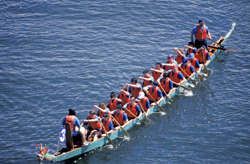 成年人,站,坐,横图,俯视,室外,白天,合作,团队,水,船,加拿大,波纹,许多人,历史,文化,一群人,力量,摄影,桨,温哥华,大不列颠哥伦比亚,男人,彩图,高角度拍摄,加拿大文化