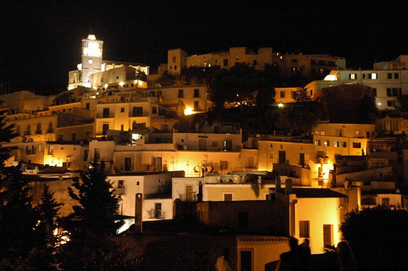 无人,横图,室外,夜晚,仰视,度假,山,西班牙,欧洲,古城,历史,社区,摄影,照亮,南欧,西班牙王国,巴利阿里群岛,巴利阿里,伊比沙岛,彩图,低角度拍摄,旅行,伊维萨岛