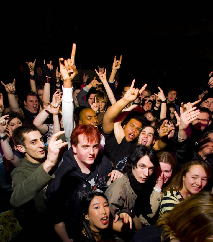 成年人,观众,站,举,竖图,方图,室外,夜晚,正面,快乐,英国,欢呼,许多人,大喊,英格兰,手势,托,一群人,摄影,观看,噪声,群众,音乐人,团结,男人,年轻男性,年轻女性,女人,年轻人,举起,举手,举着,向上举,向上伸,向上托,半身,彩图,打手势