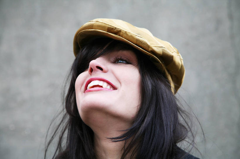 成年人,脸,头,脸颊,一个人,站,笑,横图,室外,白天,时尚,帽子,英国,仅一个年轻女性,仅一个女性,仅一个人,漂亮,英格兰,肩膀,彩妆,唇膏,向上看,摄影,时髦,挫败,时兴,年轻女性,女人,女性,年轻人,头部,脸部,脸蛋,面部,彩图