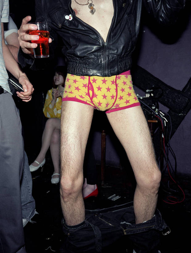成年人,腿,一个人,站,竖图,室内,夜晚,正面,聚会,旅游,度假,时尚,夜生活,英国,仅一个男性,仅一个人,喝,内裤,短裤,服装,裤子,皮革,酒类,娱乐,外套,英格兰,酒,饮料,仅一个年轻男性,衣服,四角裤,享受,休闲,星形,放松,夸张,乐趣,酗酒,摄影,服饰,幽默,疾病,夹克,享乐,衣着,夹克衫,穿着,皮夹克,足,四肢,衣饰,茄克,式样,炫耀,精神病,叛逆,男人,男性,年轻男性,年轻人,外衣,彩图,舞蹈,平口裤,孖烟囱,精神疾病,短外衣,心理疾病,暴露狂,变态狂