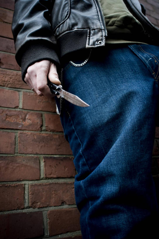 成年人,一个人,站,竖图,室外,特写,白天,仰视,城市,街道,英国,仅一个男性,仅一个人,服装,皮革,拿着,牛仔裤,休闲装,外套,仅一个年轻男性,衣服,黑色,摄影,服饰,犯罪,夹克,暴力,威胁,衣着,罪犯,夹克衫,穿着,皮夹克,抢劫,打劫,衣饰,茄克,危险,男人,男性,年轻男性,年轻人,外衣,彩图,低角度拍摄,短外衣,匕首,社会问题