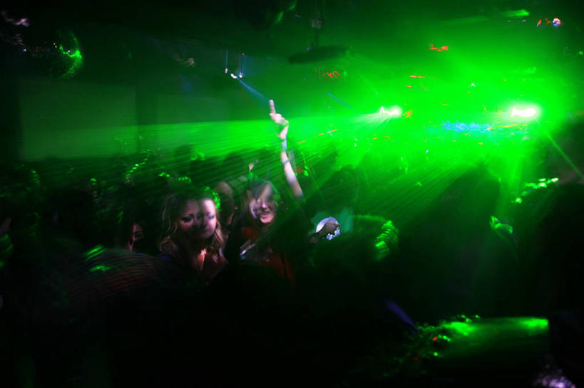 成年人,横图,室内,夜晚,运动模糊,聚会,旅游,度假,夜生活,英国,首都,许多人,娱乐,绿色,一群人,享受,休闲,放松,俱乐部,摄影,明亮,照亮,夜总会,群众,舞池,音乐人,男人,年轻男性,年轻女性,女人,年轻人,彩图,舞蹈