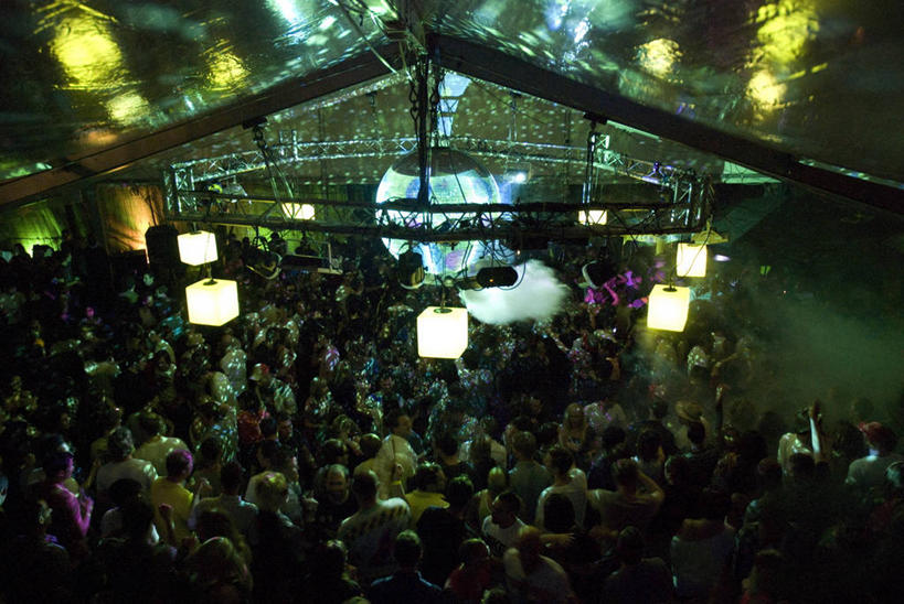 成年人,站,横图,俯视,彩色,室内,夜晚,聚会,旅游,度假,霓虹灯,英国,灯光,七彩,首都,许多人,仓库,娱乐,光源,霓虹,灯,一群人,享受,休闲,放松,俱乐部,摄影,照明设备,夜总会,群众,舞池,音乐人,写实,氖灯,男人,年轻男性,年轻女性,女人,年轻人,彩图,高角度拍摄