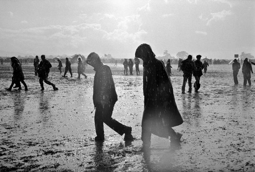 成年人,运动场,横图,黑白,室外,白天,侧面,雨,暴风雨,暴雨,许多人,一群人,摄影,泥,雨衣,防水服,音乐节,男人,年轻男性,年轻女性,女人,年轻人,步行,风帽,水灾,忍耐力