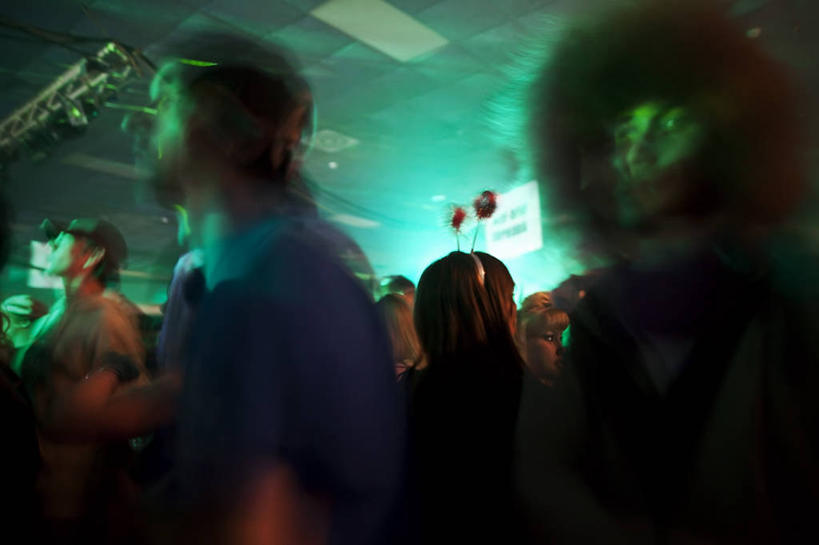 成年人,横图,室内,夜晚,运动模糊,聚会,旅游,度假,夜生活,许多人,娱乐,一群人,享受,休闲,放松,俱乐部,摄影,夜总会,舞池,写实,音乐节,男人,年轻男性,年轻女性,女人,年轻人,彩图,舞蹈