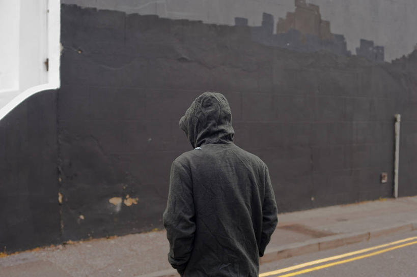 成年人,一个人,横图,室外,白天,城市,英国,仅一个男性,仅一个人,服装,朦胧,模糊,休闲装,英格兰,仅一个年轻男性,背面,衣服,休闲,休闲服,连帽衫,寒冷,摄影,服饰,生活方式,威胁,帽衫,叛逆,失业,男人,男性,年轻男性,年轻人,步行,半身,彩图,帮派