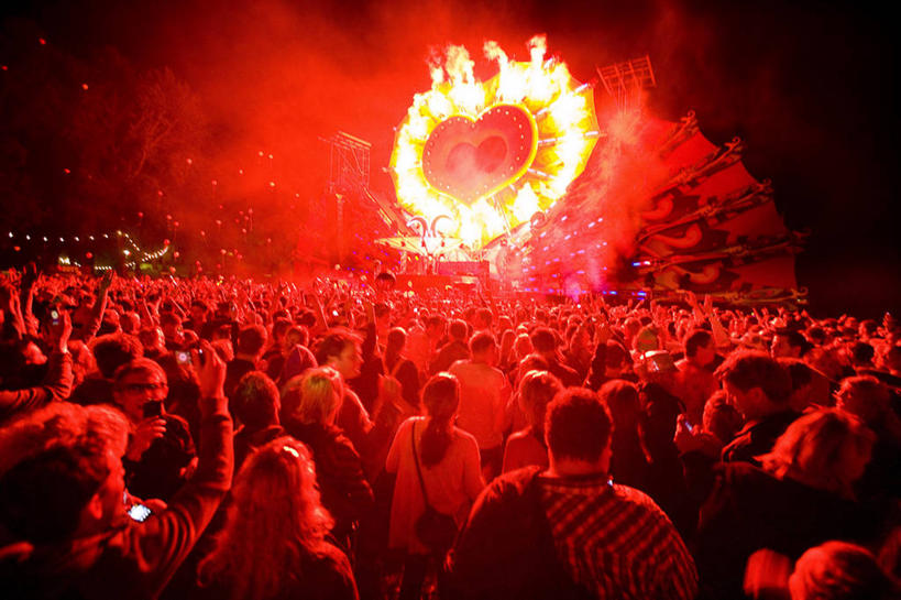 成年人,观众,舞台,横图,室外,夜晚,夜生活,爆炸,荷兰,欢呼,火焰,许多人,热,背面,红色,一群人,夸张,摄影,群众,写实,音乐节,男人,年轻男性,年轻女性,女人,年轻人,心型,彩图