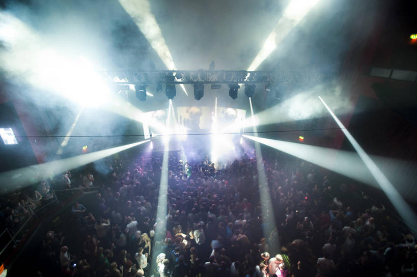 成年人,观众,舞台,横图,室内,夜晚,夜生活,欢呼,许多人,一群人,摄影,聚光灯,照亮,群众,男人,年轻男性,年轻女性,女人,年轻人,彩图