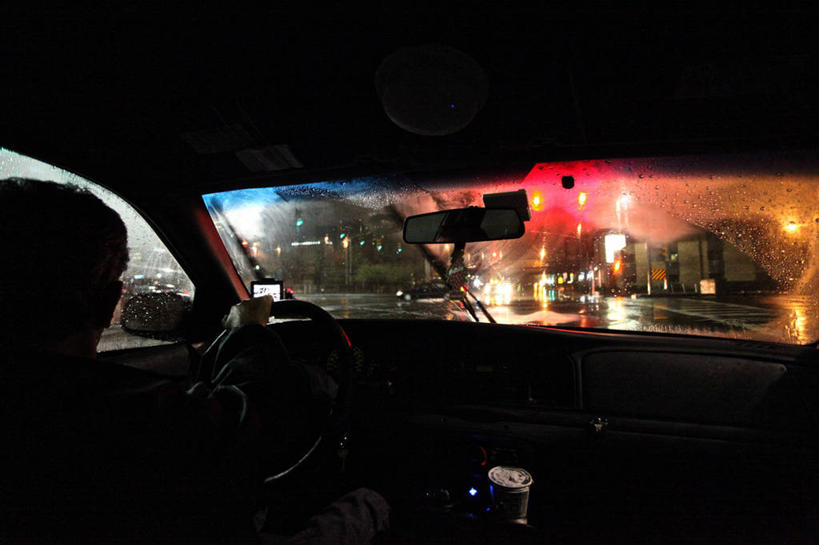 成年人,一个人,出租车司机,坐,横图,室内,室外,夜晚,夜生活,风险,雨,暴风雨,城市,街道,路,出租车,汽车,纽约,美国,仅一个男性,仅一个人,阴影,挡风玻璃,光,曼哈顿,公共交通,仅一个年轻男性,背面,运输,摄影,照明设备,剪影,反差,写实,男人,男性,年轻男性,年轻人,半身,彩图