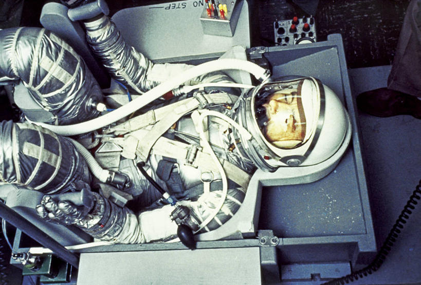 成年人,一个人,宇航员,坐,横图,俯视,室内,仅一个男性,部分,太空服,彩图,高角度拍摄,航天任务,空间探索