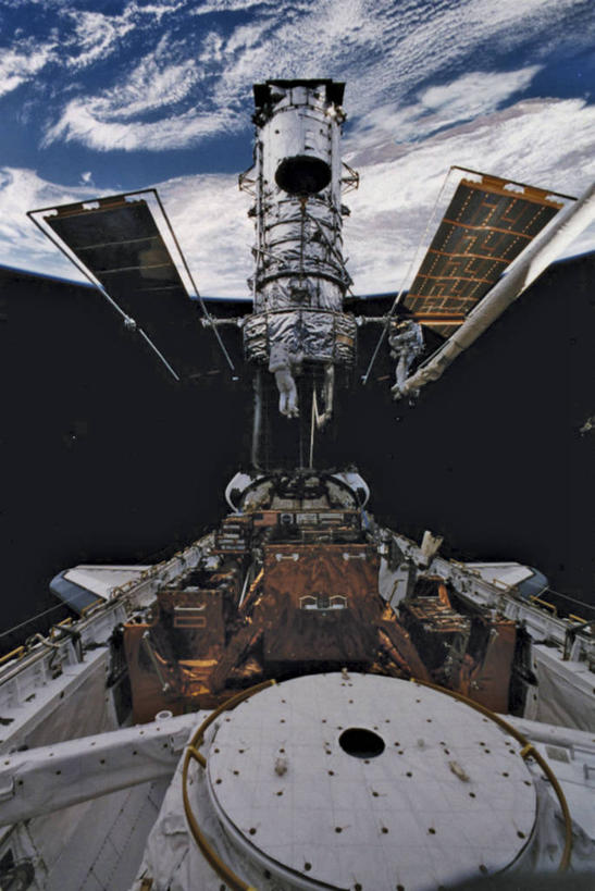 竖图,俯视,室外,白天,探险,技术,太空,天文望远镜,地球,半空,飞,一个,单个,修理,天文学,哈勃太空望远镜,发现号,彩图,高角度拍摄,空间探索