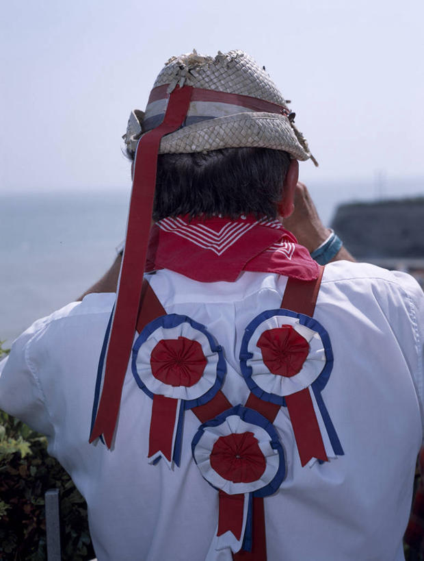 成年人,竖图,室外,特写,白天,海洋,水,帽子,英国,表演,草帽,海岸线,缎带,扮演,背面,衣服,看,摄影,演出,北欧,英国文化,肯特,男人,男性,海滩,舞者,彩图,传统服装,月