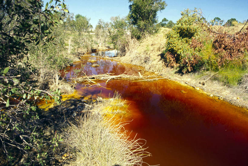 横图,室外,白天,海洋,河流,水,废弃,环保,流水,小溪,自然,摄影,能源,报废,垃圾场,环境,污染,回收,废物,资源,有毒废物,有毒物质,丢弃,利用,低碳,循环,放弃,抛弃,昆士兰州,澳大拉西亚,持续,潘塔纳尔湿地,摈弃,危险,彩图,屏弃,水污染,摈斥,摒除,垃圾填埋场
