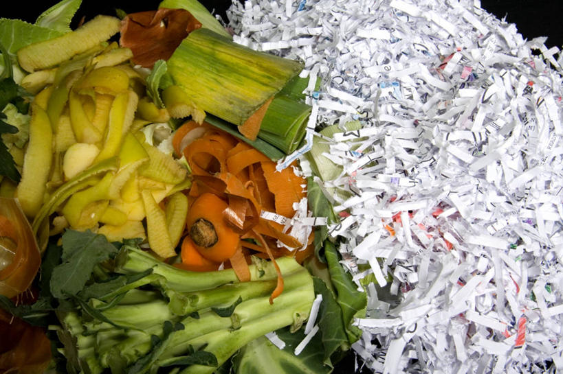 横图,室内,特写,蔬菜,纸,泥土,食品,垃圾,摄影,碎纸,循环利用,环境保护,彩图,影棚拍摄