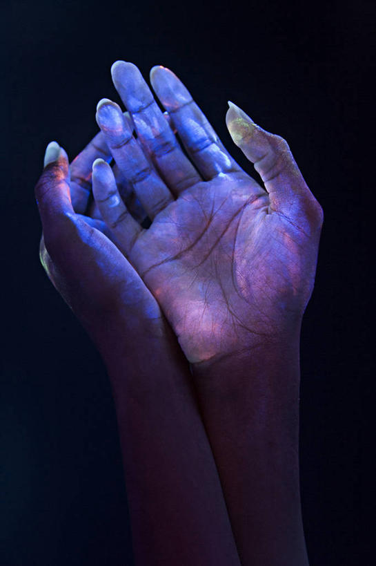 西方人,手,一个人,竖图,室内,特写,白天,正面,微生物,欧洲,欧洲人,双手,仅一个年轻女性,仅一个女性,仅一个人,黑色背景,辐射,细菌,紫色,手部,生物,摄影,影棚,摄影棚,紫外线,生命体,年轻女性,女人,女性,白种人,半身,彩图,影棚拍摄,拍摄,热射线,不可见光线,紫外,原核生物,电磁波,紫外线辐射,光辐射