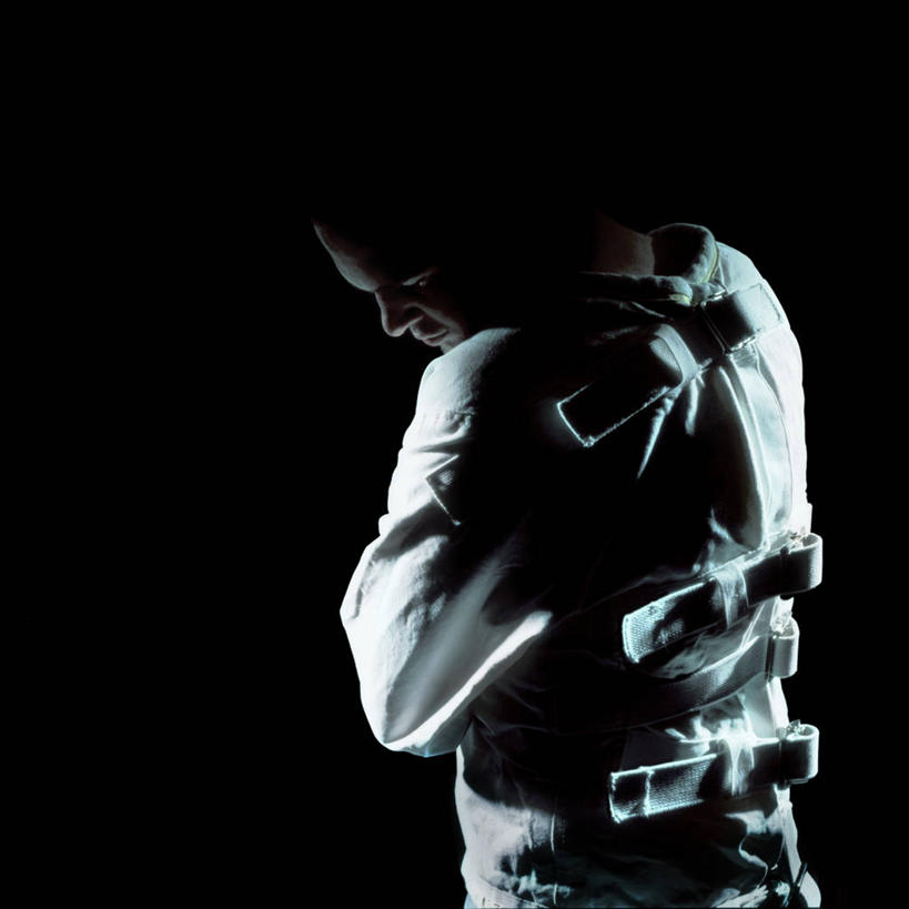 西方人,一个人,站,方图,室内,白天,正面,失败,欧洲,欧洲人,仅一个男性,仅一个人,仅一个中年男性,阴影,黑色背景,服装,沮丧,反射,影子,注视,休闲装,衣服,绳子,观察,看,站着,休闲,难受,休闲服,无奈,摄影,服饰,影棚,观看,失望,悲伤,察看,疾病,伤心,难过,绑扎,关注,摄影棚,失落,颓废,挫败,受挫,落败,落空,错过,失足,失意,失策,失算,颓丧,衰颓,悲哀,懊丧,颓靡,气馁,丧气,精神病,败北,挫折,失利,男人,男性,中年男性,白种人,站立,半身,彩图,影棚拍摄,拍摄,心理疾病