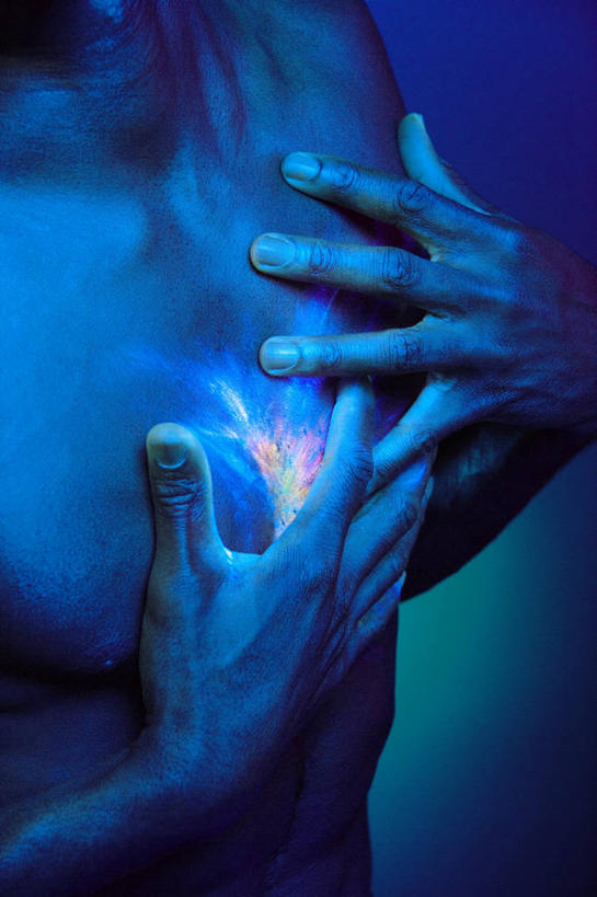 西方人,手,一个人,无人,摸,竖图,室内,白天,正面,数码,科技,欧洲,非洲,黑人,欧洲人,双手,仅一个男性,仅一个人,抚摸,阴影,网络,高光,几何,计算机图形,合成,裸露,仅一个年轻男性,疼痛,手部,电脑合成图,数码合成图,疾病,合成图,痛苦,裸,紫外线,写实,具体,具象,心血管病,心血管疾病,心脏病,循环系统疾病,男人,男性,年轻男性,非洲人,触摸,接触,半身,彩图,热射线,不可见光线,紫外,电磁波,胸痛