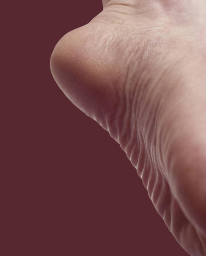 西方人,一个人,竖图,室内,特写,白天,正面,欧洲,欧洲人,仅一个年轻女性,仅一个女性,仅一个人,红色背景,光脚,赤脚,摄影,影棚,摄影棚,年轻女性,女人,女性,白种人,半身,彩图,影棚拍摄,拍摄