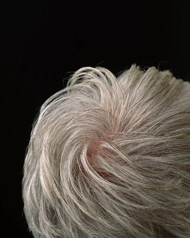 西方人,一个人,竖图,俯视,室内,特写,白天,欧洲,欧洲人,仅一个女性,仅一个人,黑色背景,白色,摄影,仅一个老年女性,影棚,摄影棚,老年女性,女人,女性,白种人,直发,半身,彩图,高角度拍摄,影棚拍摄,拍摄,短发