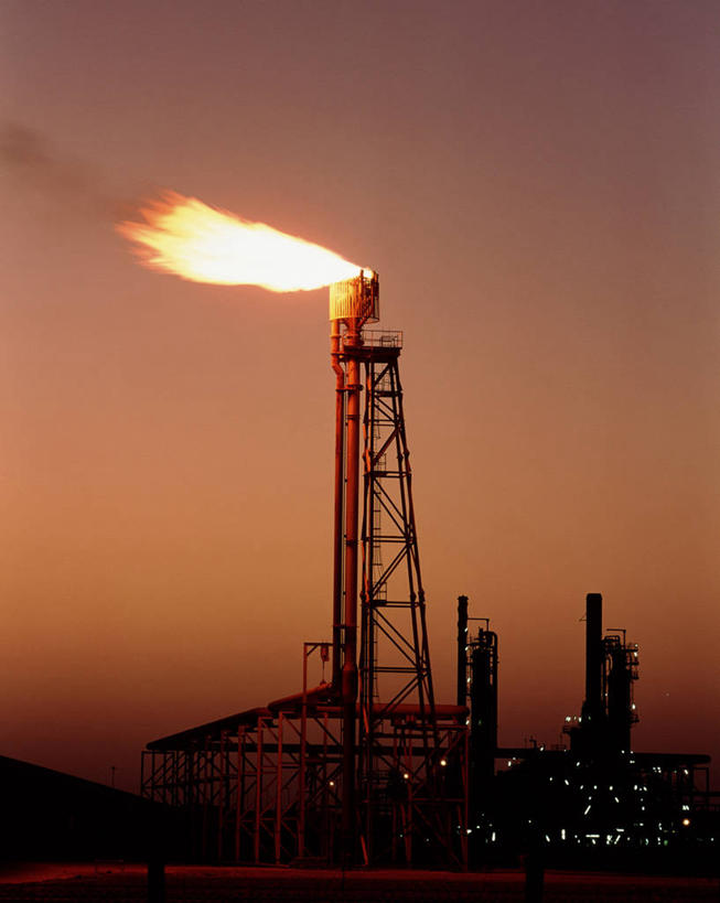 无人,工厂,竖图,室外,白天,正面,热情,美景,火,电力,钢材,电缆,电线,火焰,支架,景观,背光,燃烧,电塔,自然,炼油厂,景色,工业,能源,支撑,资源,自然风光,供电设备,逆光,高压电塔,高压输电线,高压电线塔,高压塔,彩图,制造厂,生产工厂,输电铁塔,输电塔