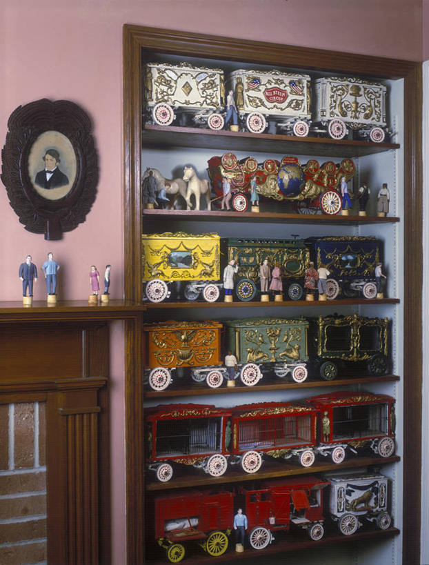 马戏团,竖图,游戏,卡车,马,玩具,木制,娃娃,砖,娱乐,架子,粉色,黄色,红色,蓝色,绿色,橙色,古董,怀旧,涂料,起居室,着色,记忆,收集,20世纪