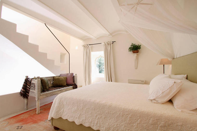 无人,家,横图,室内,白天,床,家具,楼梯,卧室,建筑,日光,西班牙,欧洲,蚊帐,长椅,床上用品,白色,枕头,建造,明亮,羽绒被