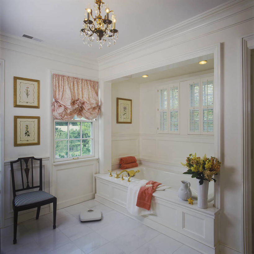 窗户,窗帘,地板,浴室,椅子,珊瑚,树荫,地面,干净,粉色,白色,灯具,毛巾,花束,浴盆,桃,模具,古董,涂料,水晶吊灯,当代,塑造
