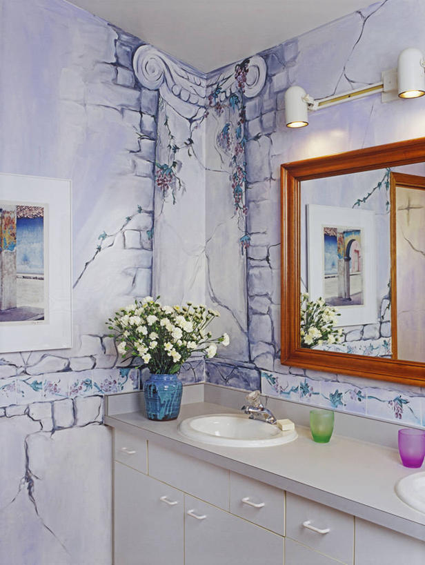 柜子,镜子,浴室,葡萄,蜡烛,反射,水槽,柱子,砖,角落,干净,壁画,粉色,蓝色,绿色,紫色,肥皂,灯具,花束,涂料,作画,反射镜