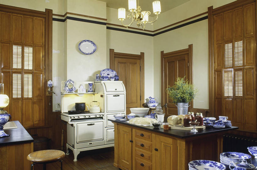 面包,家庭,家,植物,厨房,门,抽屉,准备,条纹,木制,电器,工具,烤炉,房屋,墙,光,食品,草药,药草,干净,设备,中药,灯,黄色,茶壶,金色,表,冲泡,吧椅,怀旧,机智,家电,家用电器,咖啡机,磨粉,记忆,药材,中草药,用具,水晶吊灯,炊具,苍白,收集,中药材,本草,说谎,寡妇,紫苑,紫苑花,钟,小麦面粉,清除,压粉,装粉