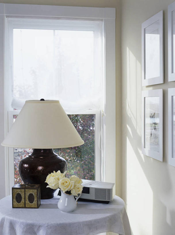 白天,窗户,卧室,桌子,静物,边框,光,角落,干净,灯,黄色,白色,米色,宁静,涂料,简单,着色,构图