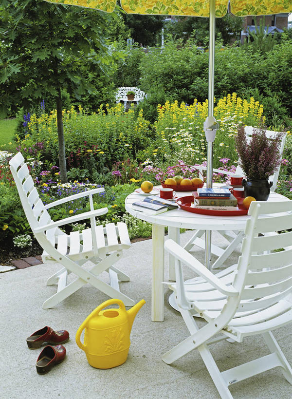 聚会,幸福,家具,桌子,花瓶,鞋子,椅子,喷壶,伞,院子,混凝土,聚餐,花,树,黄色,白色,夏天,橙色,木底鞋,书