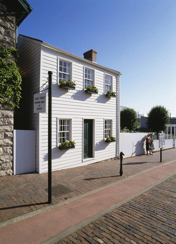 家,烟囱,建筑,玻璃,日光,关闭,砖,房屋,屋顶,正门,篱笆,人行道,天空,封闭,翻拍