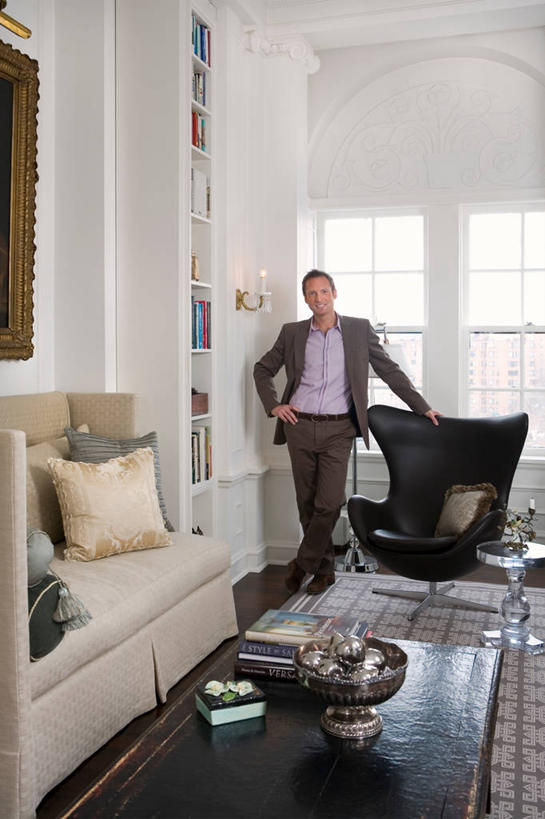 中年人,家,竖图,室内,白天,家具,沙发,建筑,日光,美国,柱子,白色,落地灯,建造,起居室,北美,明尼苏达,当代