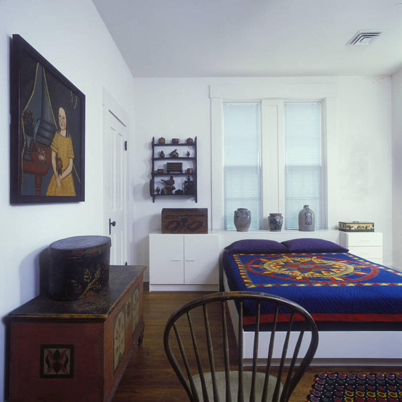 绘画,窗户,床,柜子,卧室,花瓶,椅子,一排,艺术,整齐,陶瓷制品,古典,文化,干净,床上用品,架子,盒子,排列,白色,工艺品,品味,陶器,百叶帘,古董,涂料,美术,高雅,简单,队列,着色,肖像,棉被,收集,美学,当代,温莎公爵