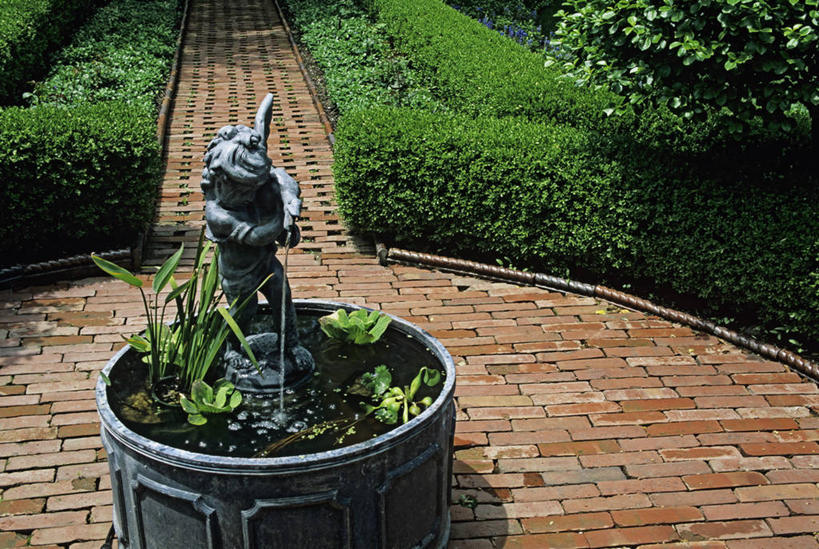 室外,水,喷泉,叶子,天使,圆形,砖,浪漫,树,红色,绿色,紫色,修指甲,灌木,宁静,舒适,罗马式,黄杨木,景观设计,花园路