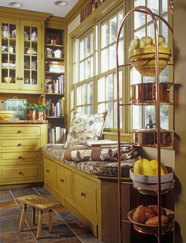 芥末,厨房,地板,柜子,瓷砖,长椅,地面,架子,碗,枕头,模具,涂料,铜,着色,棉被,食谱,书,塑造