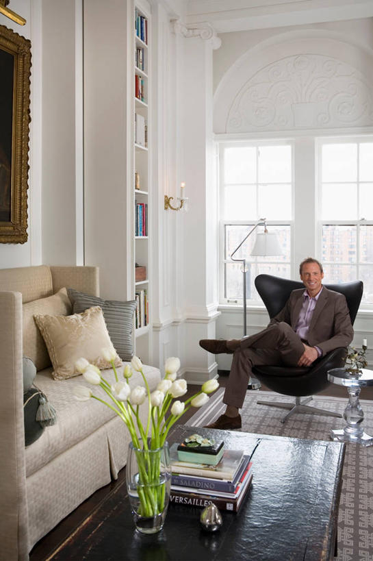 中年人,家,竖图,室内,白天,家具,沙发,建筑,日光,美国,柱子,白色,落地灯,建造,起居室,北美,明尼苏达,当代