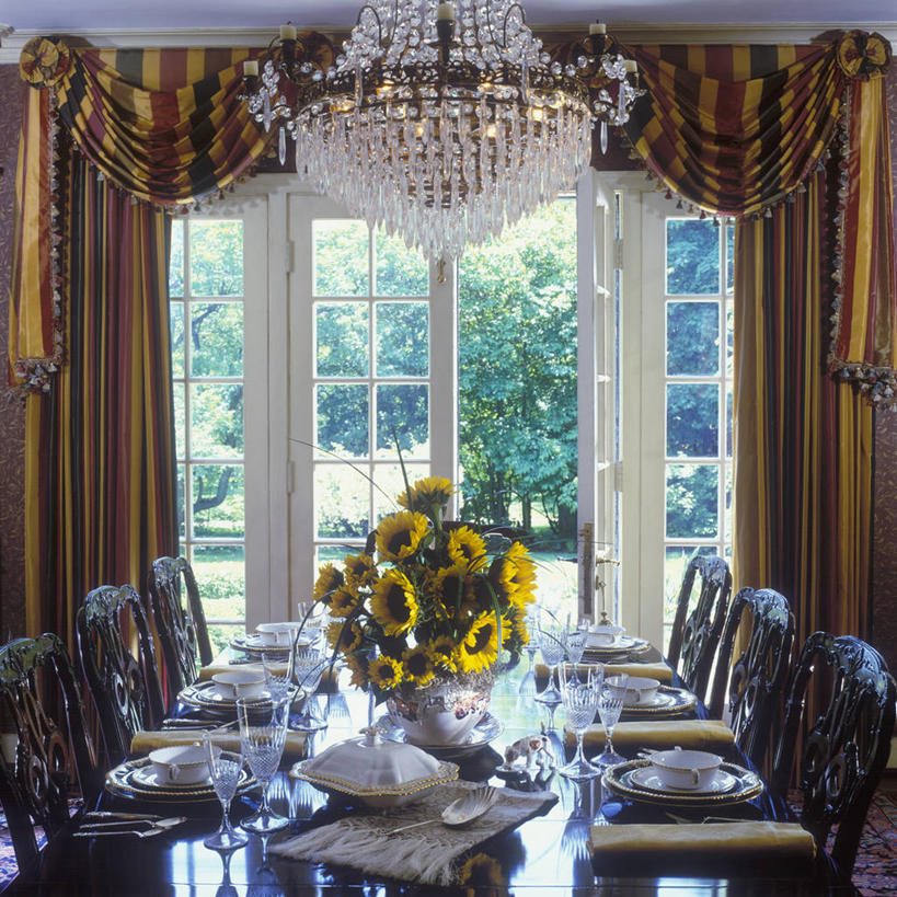 吃饭,窗帘,向日葵,条纹,饭厅,水晶,红色,白色,灯具,橙色,涂料,高雅,华贵,水晶吊灯,刘海,时空,帝国