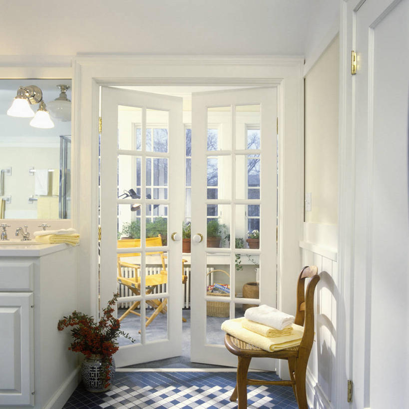 地板,浴室,杂志,花瓶,椅子,开,瓷砖,篮子,水槽,地面,折叠,黄色,白色,毛巾,打开,模具,明亮,涂料,开启,苍白,当代,塑造